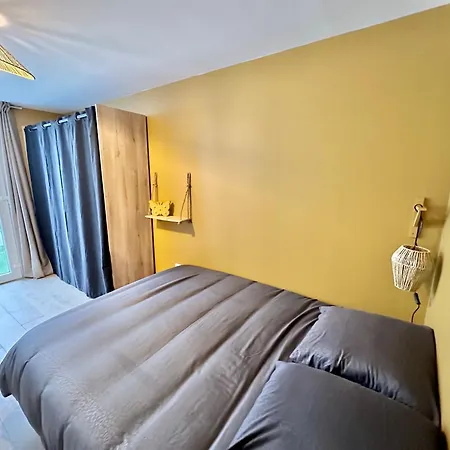 Rdc Familial A 2 Min A Pieds De La De Avec Garage Prive Apartment